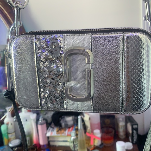BNWT Marc Jacobs The Snapshot Metallic Striped Crossbody Bag in Silver - Picture 8 of 12